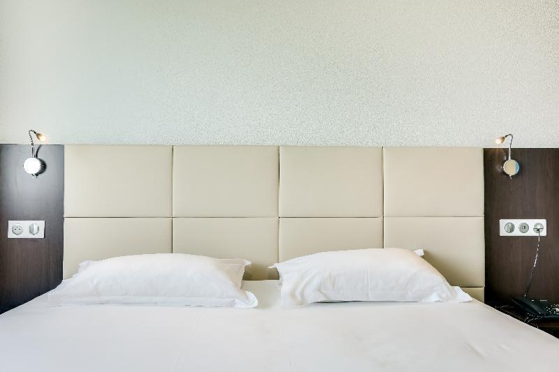 อินิเชียล บาย บัลลาแด็ง ก็อง เมโมเรียล Hotel ภายนอก รูปภาพ