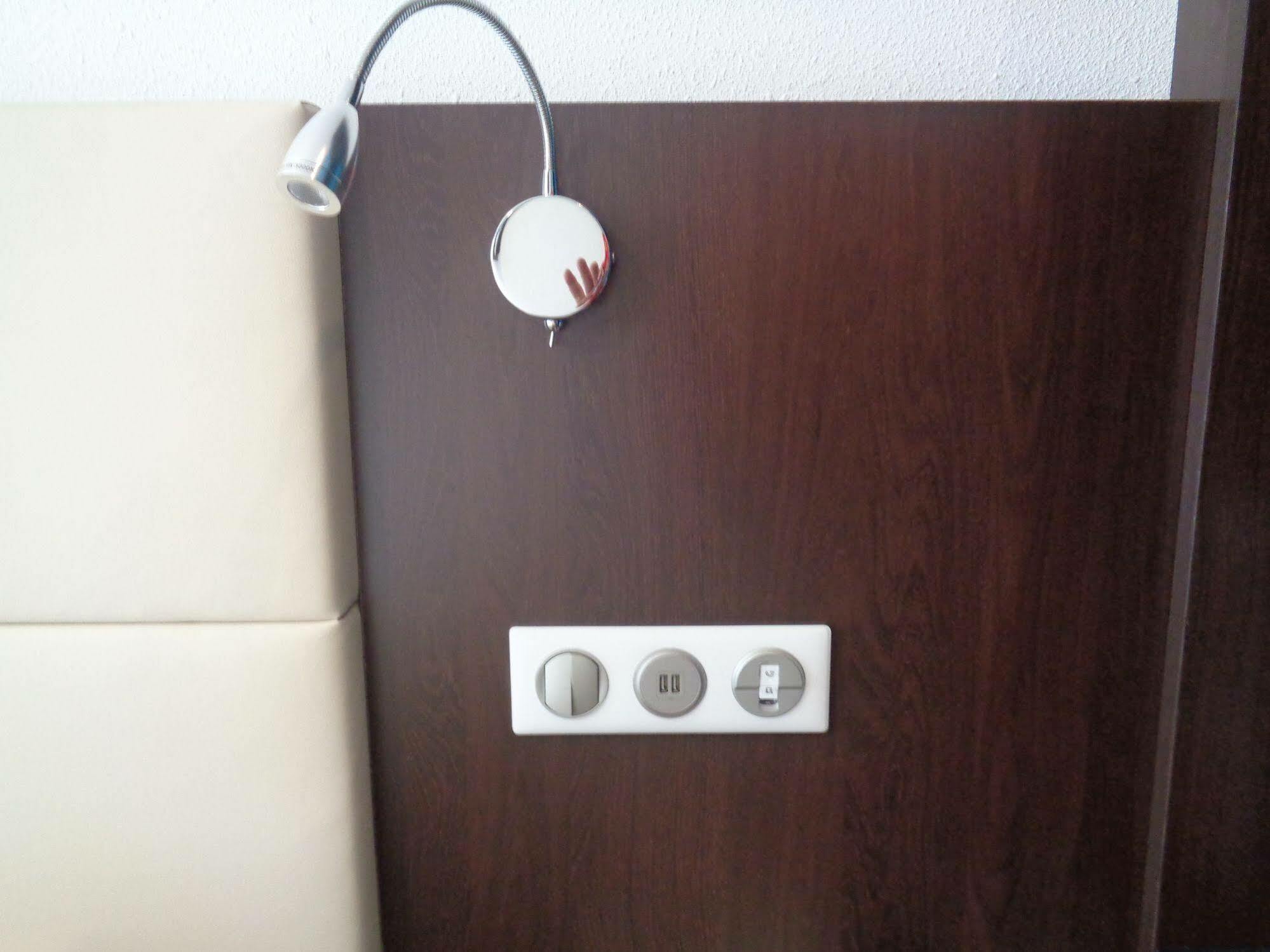 อินิเชียล บาย บัลลาแด็ง ก็อง เมโมเรียล Hotel ภายนอก รูปภาพ